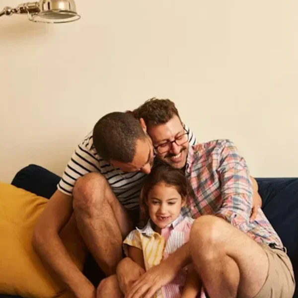 Dos padres con su bebé